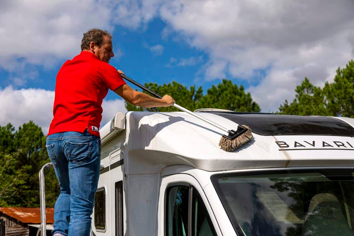 nettoyage-carrosserie-camping-car